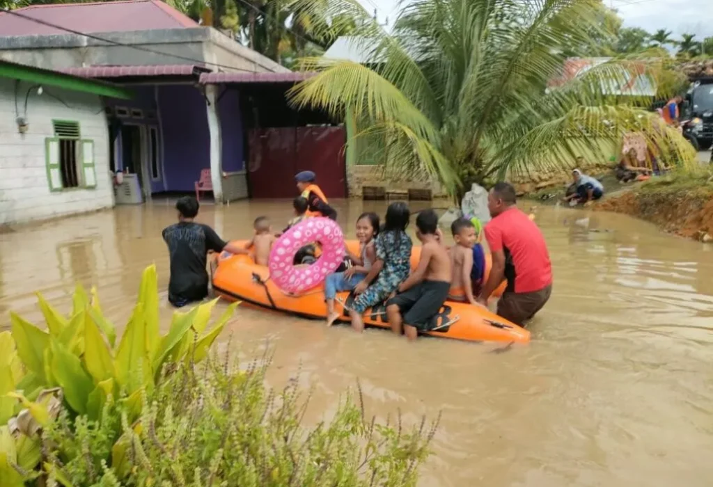 FOTO: Personil Brimob siaga membantu masyarakat korban banjir.