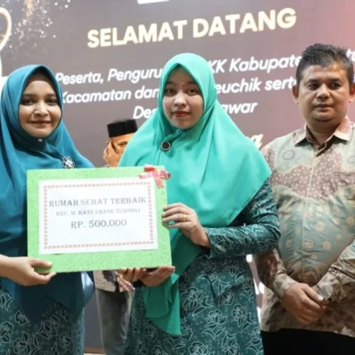 FOTO: Ketua TP-PKK Aceh Utara Nurmaziah, SE.Ak, MSi menyerahkan  Hadiah Juara Gamawar