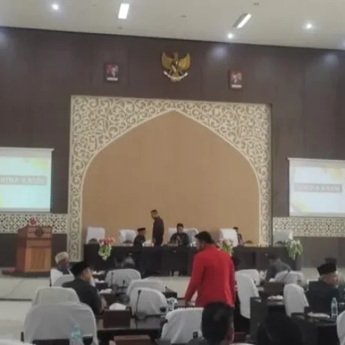 FOTO: Suasana Diruang Sidang Paripurna yang dihadiri Fraksi dan komisi serta SKPK