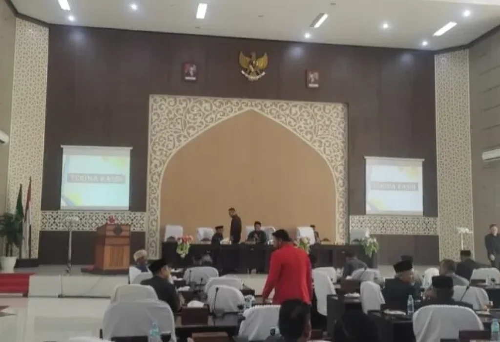 FOTO: Suasana Diruang Sidang Paripurna yang dihadiri Fraksi dan komisi serta SKPK