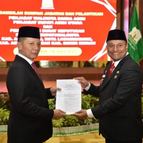 FOTO: Dr. Drs. Imran, M.Si, MA.Cd menerima surat keputusan dari Menteri Dalam Negeri RI di Anjong Mon Mata, Komplek Pendopo Gubernur Aceh, Jumat (14/6/2023)