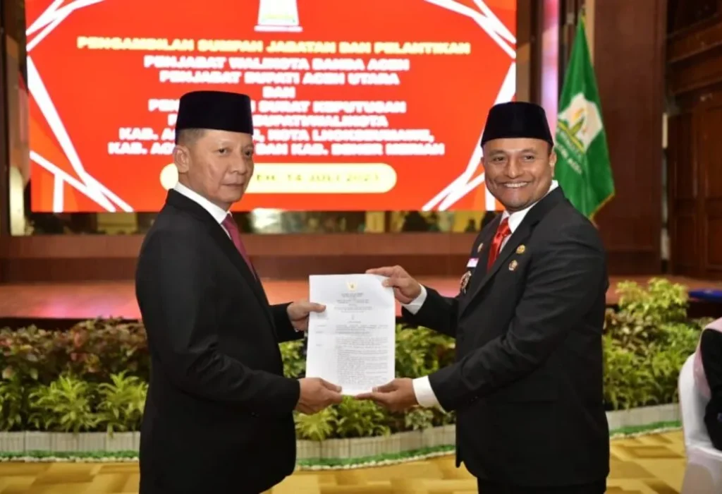 FOTO: Dr. Drs. Imran, M.Si, MA.Cd menerima surat keputusan dari Menteri Dalam Negeri RI di Anjong Mon Mata, Komplek Pendopo Gubernur Aceh, Jumat (14/6/2023)