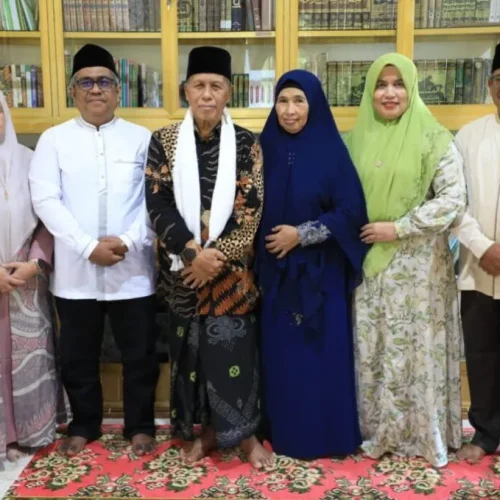 FOTO: Pj Bupati Mahyuzar mengunjungi kediaman Ulama didampingi Sekda Dr A Murtala, MSi