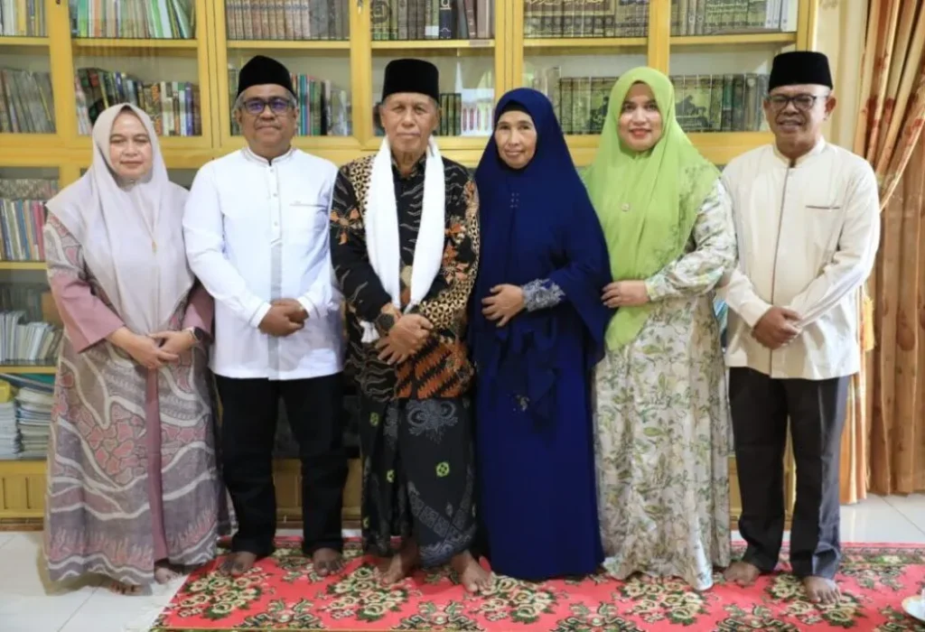 FOTO: Pj Bupati Mahyuzar mengunjungi kediaman Ulama didampingi Sekda Dr A Murtala, MSi