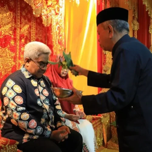 FOTO: Pemerintah Kabupaten Aceh Utara melakukan peusijuek (tepung tawar) untuk Penjabat Bupati yang baru, Dr Drs Mahyuzar, MSi, Minggu malam, 16 Juli 2023.