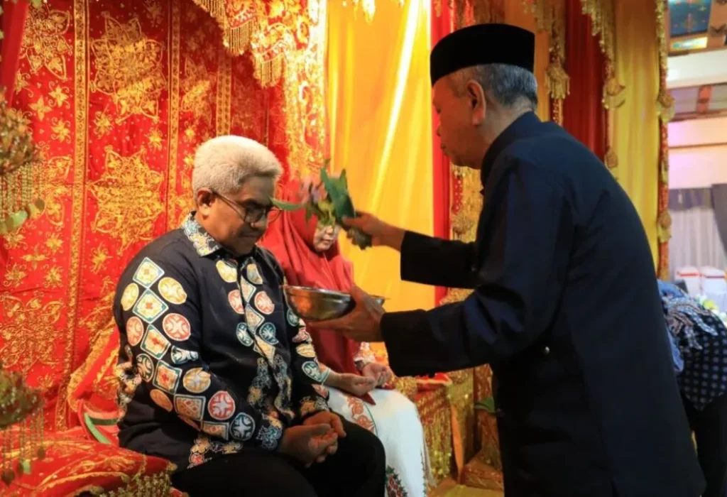 FOTO: Pemerintah Kabupaten Aceh Utara melakukan peusijuek (tepung tawar) untuk Penjabat Bupati yang baru, Dr Drs Mahyuzar, MSi, Minggu malam, 16 Juli 2023.
