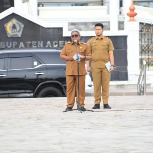 FOTO: Penjabat Bupati Aceh Utara Dr Drs Mahyuzar, MSi, untuk pertama kalinya memimpin apel gabungan jajaran ASN dan pejabat dalam lingkungan Pemerintah Daerah setempat, di lapangan upacara Landing Kecamatan Lhoksukon, Senin, 17 Juli 2023.