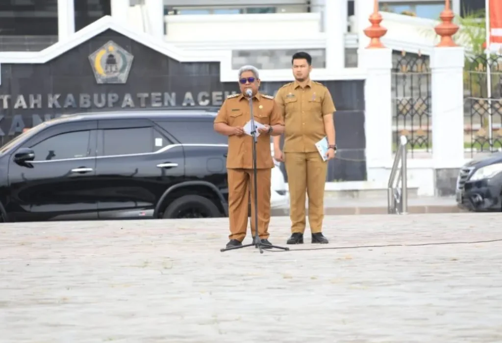 FOTO: Penjabat Bupati Aceh Utara Dr Drs Mahyuzar, MSi, untuk pertama kalinya memimpin apel gabungan jajaran ASN dan pejabat dalam lingkungan Pemerintah Daerah setempat, di lapangan upacara Landing Kecamatan Lhoksukon, Senin, 17 Juli 2023.