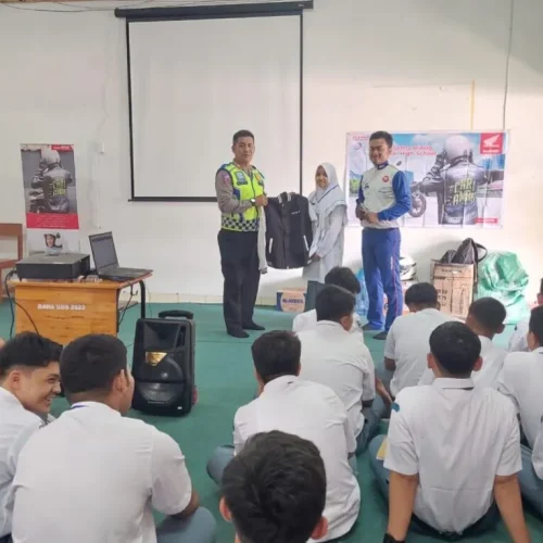 FOTO: Personel Operasi Patuh Seulawah menggelar pembinaan dan penyuluhan (binluh) tertib berlalu lintas untuk pelajar di SMA Negeri 4 Kota Banda Aceh, Senin, 17 Juli 2023