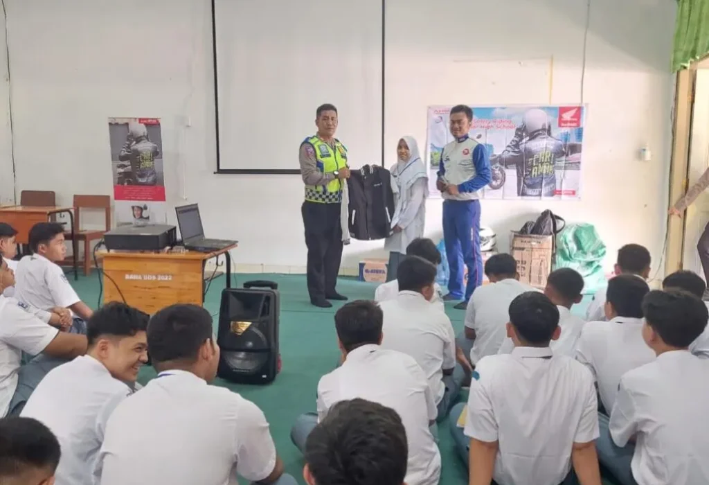 FOTO: Personel Operasi Patuh Seulawah menggelar pembinaan dan penyuluhan (binluh) tertib berlalu lintas untuk pelajar di SMA Negeri 4 Kota Banda Aceh, Senin, 17 Juli 2023