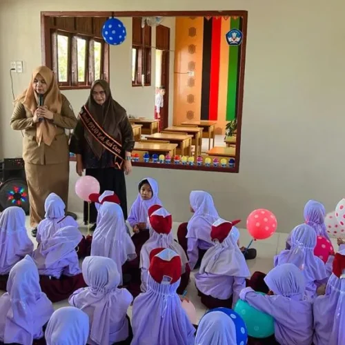FOTO : Bunda Paud, Ny Awirdalina melakukan kunjungan ke SD Negeri 2 Lhoksukon