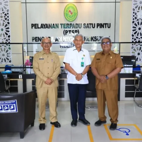 FOTO: Penjabat Bupati Aceh Utara Dr. Drs Mahyuzar, MSi ke kantor Pengadilan Negeri (PN) Lhoksukon