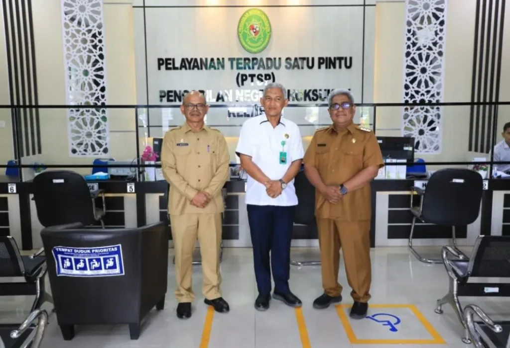 FOTO: Penjabat Bupati Aceh Utara Dr. Drs Mahyuzar, MSi ke kantor Pengadilan Negeri (PN) Lhoksukon