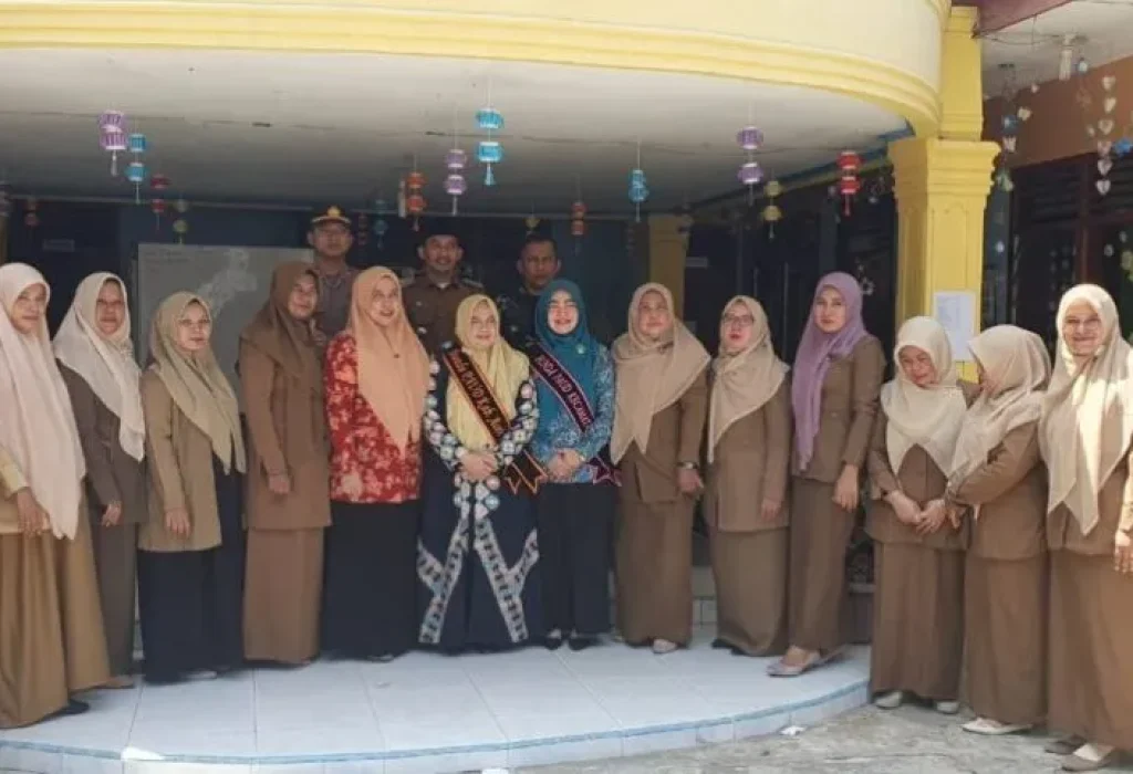 FOTO: Bunda Paud Aceh Utara Ny.Awirdalina didampingi Ketua Pokja PAUD sekaligus Ketua DPW Aceh Utara dan Kabid PAUD, Mahdalena, SE., M.S.M kembali melakukan kunjungan ke Sekolah Dasar (SD) Negeri 3 Dewantara.