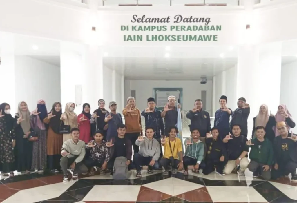 FOTO: Dr. Alhusaini M.Daud, MA melepas kontingen IAIN Lhokseumawe mengikuti Pekan Kreativitas Mahasiswa (PKM) III Se-Sumatera 2023 di UIN Sulthan Thaha Saifuddin Jambi, 22/7/2023 di Pelataran Biro Rektorat Kampus setempat