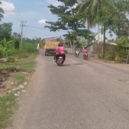 FOTO:  Kondisi Jalan Lintasa yang berlubang
