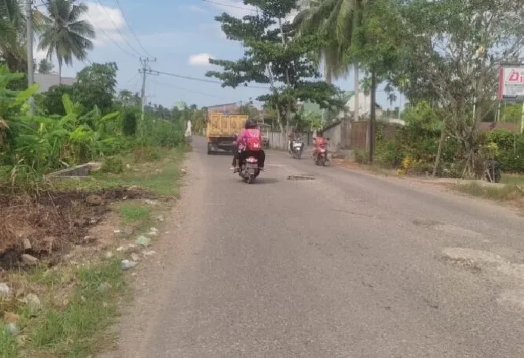 FOTO:  Kondisi Jalan Lintasa yang berlubang
