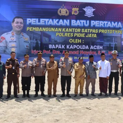 FOTO: Kapolda Aceh Irjen Ahmad Haydar meletakkan batu pertama pertanda dimulainya pembangunan gedung Satuan Penyelenggara Administrasi (Satpas) Surat Izin Mengemudi (SIM) di Polres Pidie Jaya