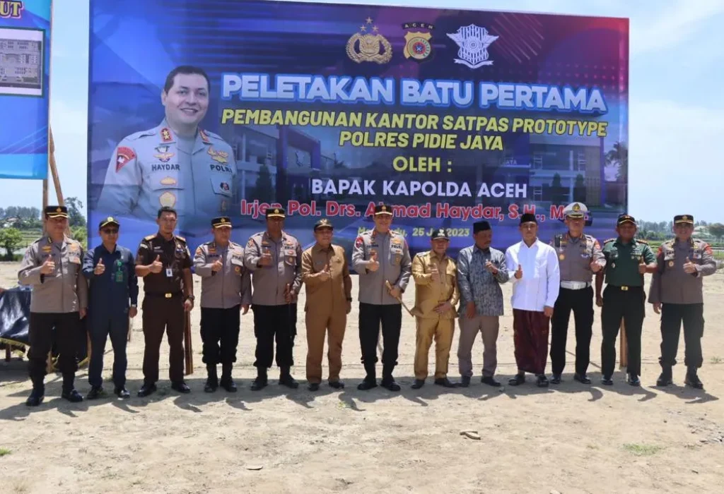 FOTO: Kapolda Aceh Irjen Ahmad Haydar meletakkan batu pertama pertanda dimulainya pembangunan gedung Satuan Penyelenggara Administrasi (Satpas) Surat Izin Mengemudi (SIM) di Polres Pidie Jaya