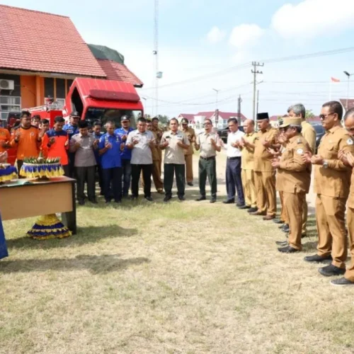 FOTO: Penjabat Bupati Aceh Utara Dr Drs Mahyuzar, MSi, meresmikan operasional mobil pemadam kebakaran (Damkar) yang dikelola oleh Badan Penanggulangan Bencana Daerah
