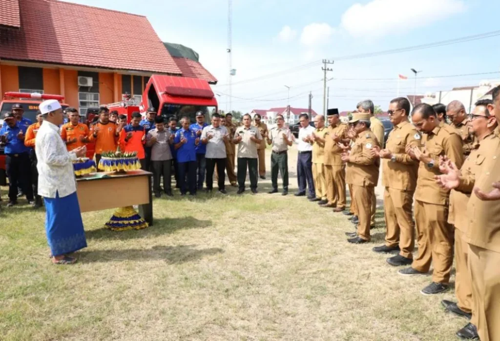 FOTO: Penjabat Bupati Aceh Utara Dr Drs Mahyuzar, MSi, meresmikan operasional mobil pemadam kebakaran (Damkar) yang dikelola oleh Badan Penanggulangan Bencana Daerah