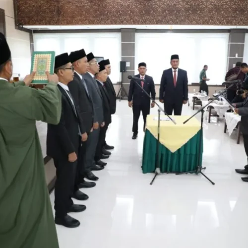 FOTO: Penjabat Bupati Aceh Utara Dr Drs Mahyuzar, MSi, melantik dan mengambil sumpah anggota Komisi Independen Pemilihan (KIP) Kabupaten Aceh Utara periode 2023 – 2028