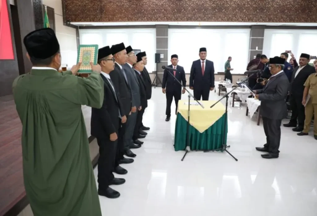 FOTO: Penjabat Bupati Aceh Utara Dr Drs Mahyuzar, MSi, melantik dan mengambil sumpah anggota Komisi Independen Pemilihan (KIP) Kabupaten Aceh Utara periode 2023 – 2028