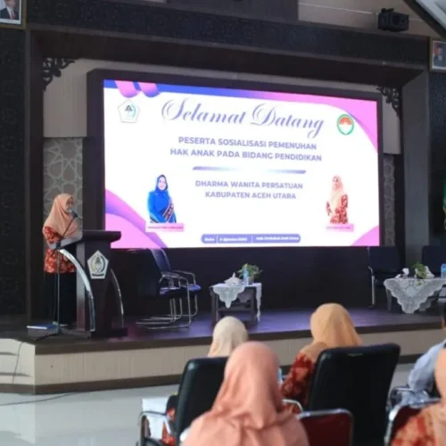 FOTO: Dharma Wanita Persatuan (DWP) Aceh Utara, Ny A. Murtala membuka sosialisasi pemenuhan hak anak pada bidang Pendidikan. yang digelar di aula kantor Bupati Landing, Rabu (2/7/2023).