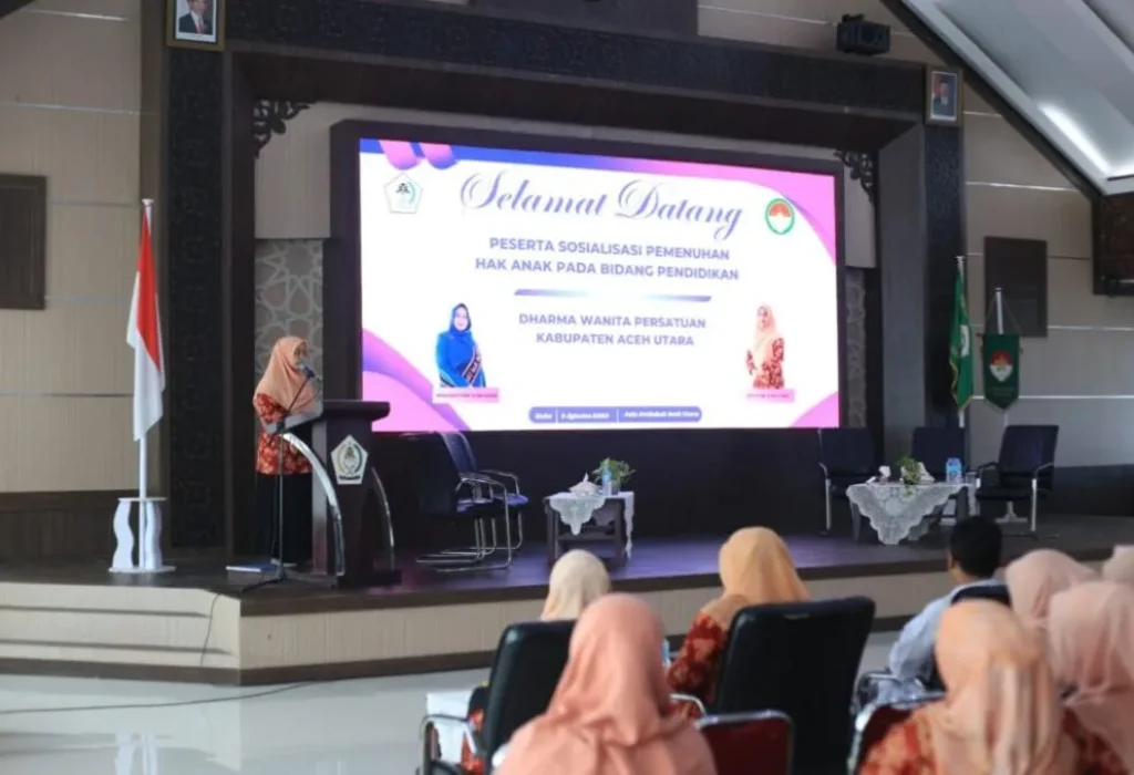 FOTO: Dharma Wanita Persatuan (DWP) Aceh Utara, Ny A. Murtala membuka sosialisasi pemenuhan hak anak pada bidang Pendidikan. yang digelar di aula kantor Bupati Landing, Rabu (2/7/2023).