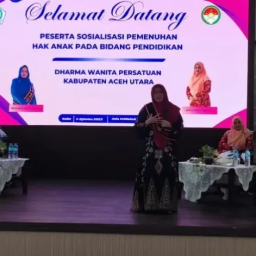 FOTO: Ny Awirdalina Mahyuzar memberikan Motifasi dihaddapan Tamu Undangan pada acara Sosialisasi Hak Anak Pada Bidang Pendidikan