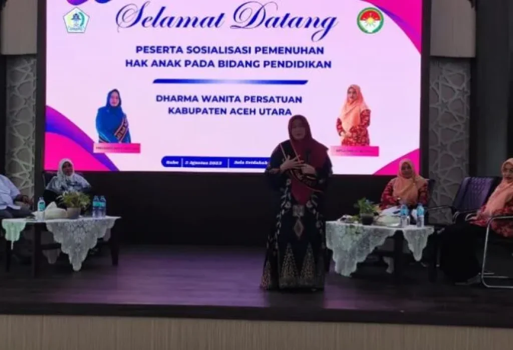 FOTO: Ny Awirdalina Mahyuzar memberikan Motifasi dihaddapan Tamu Undangan pada acara Sosialisasi Hak Anak Pada Bidang Pendidikan
