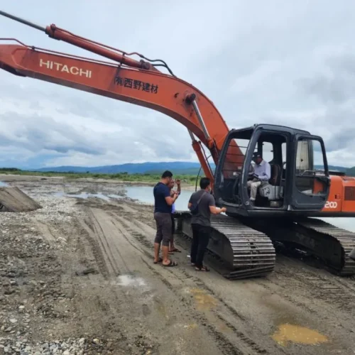 FOTO: Polda Aceh mengamankan 1 unit alat berat jenis excavator yang digunakan untuk melakukan aktivitas penambangan ilegal