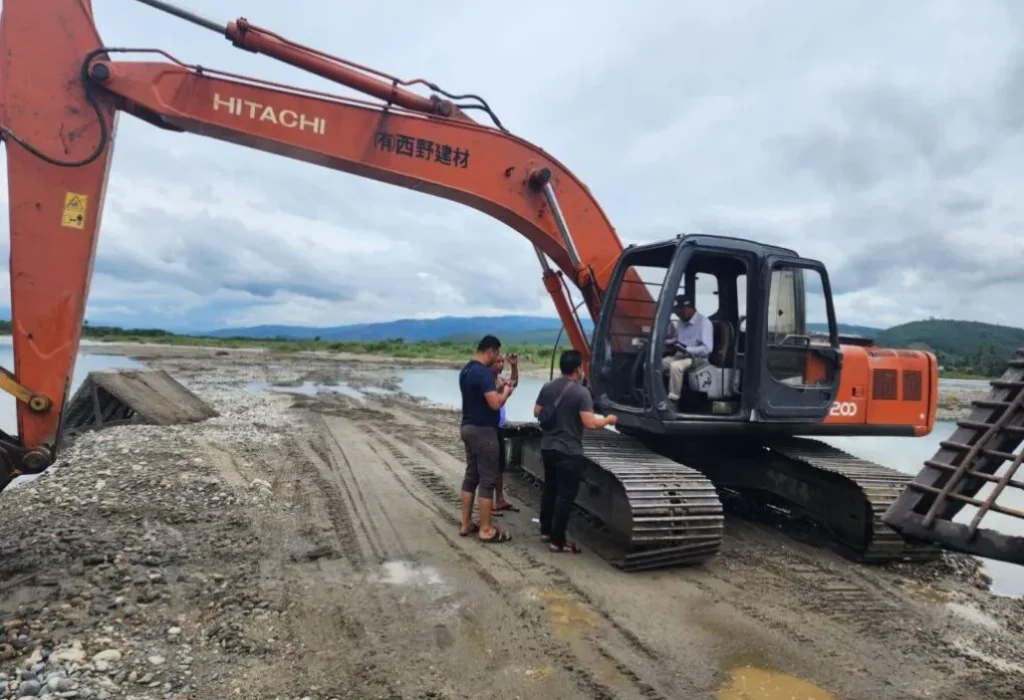 FOTO: Polda Aceh mengamankan 1 unit alat berat jenis excavator yang digunakan untuk melakukan aktivitas penambangan ilegal