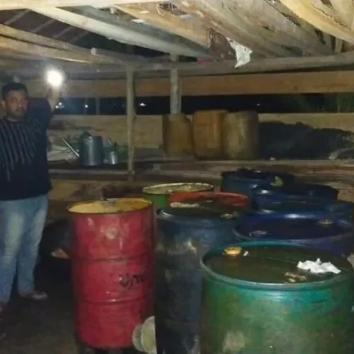 FOTO: Tim dari Unit II Subdit IV Tipidter Ditreskrimsus Polda Aceh menunjukan BB dilokasi