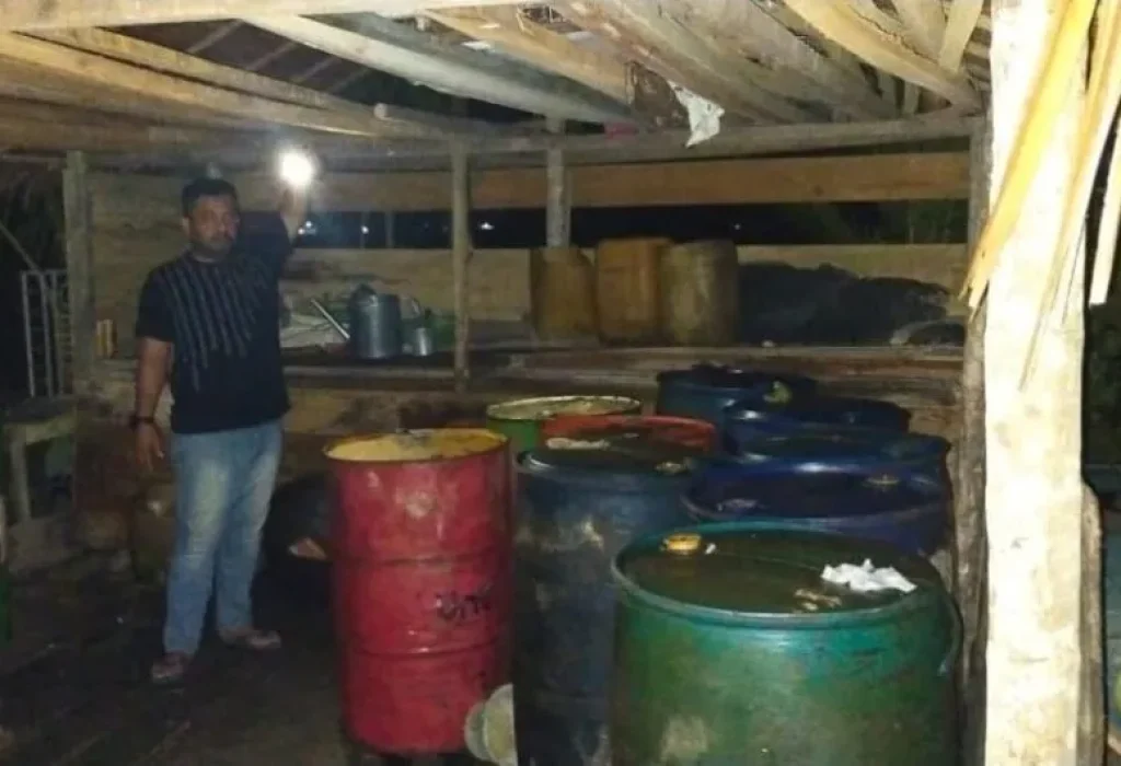 FOTO: Tim dari Unit II Subdit IV Tipidter Ditreskrimsus Polda Aceh menunjukan BB dilokasi