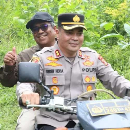 FOTO: Kapolres Aceh Utara, AKBP Deden Heksaputera, SIK membonceng Penjabat Bupati Aceh Utara Dr Drs Mahyuzar, MSi,