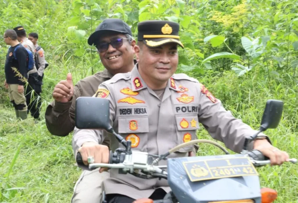 FOTO: Kapolres Aceh Utara, AKBP Deden Heksaputera, SIK membonceng Penjabat Bupati Aceh Utara Dr Drs Mahyuzar, MSi,