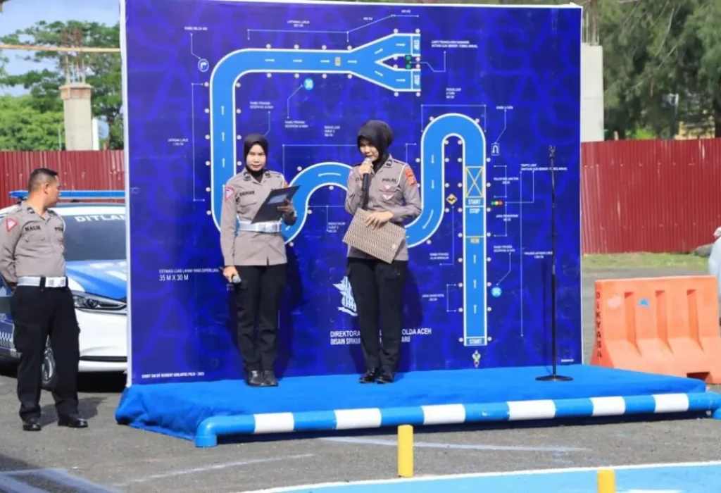 FOTO: Dirlantas Polda Aceh Kombes M. Iqbal Alqudusy me-launching lintasan baru ujian praktik surat izin mengemudi (SIM) di kantor Satuan PJR Polda Aceh, Jeulingke, Kota Banda Aceh