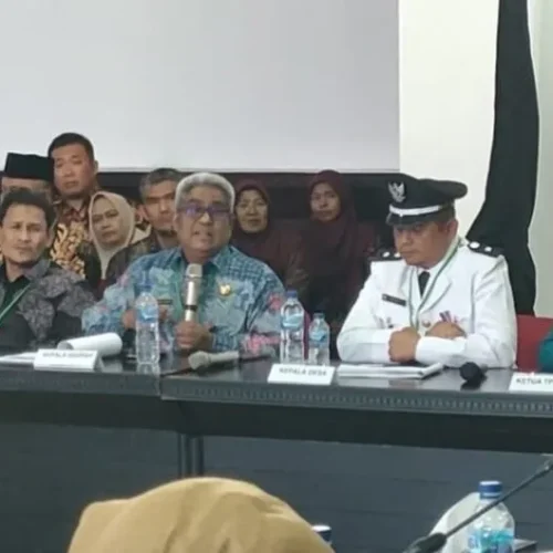 FOTO: Penjabat Bupati Aceh Utara Dr Drs Mahyuzar, MSi, turut mendampingi Geusyik dan perangkat Gampong Mane Tunong Kecamatan Muara Batu saat mempresentasikan potensi gampong