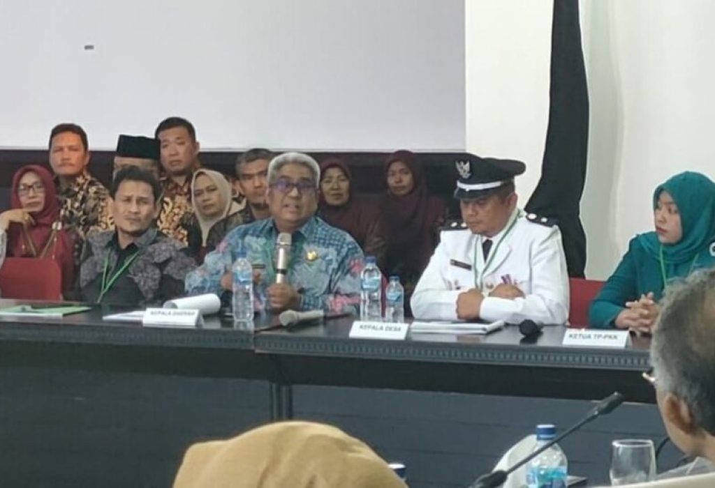 FOTO: Penjabat Bupati Aceh Utara Dr Drs Mahyuzar, MSi, turut mendampingi Geusyik dan perangkat Gampong Mane Tunong Kecamatan Muara Batu saat mempresentasikan potensi gampong