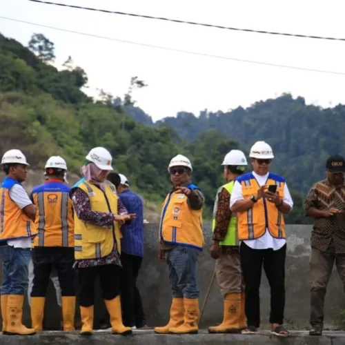 FOTO: Penjabat Bupati Aceh Utara, Mahyuzar meninjau progres penyelesaian pembangunan bendungan Keureutoe