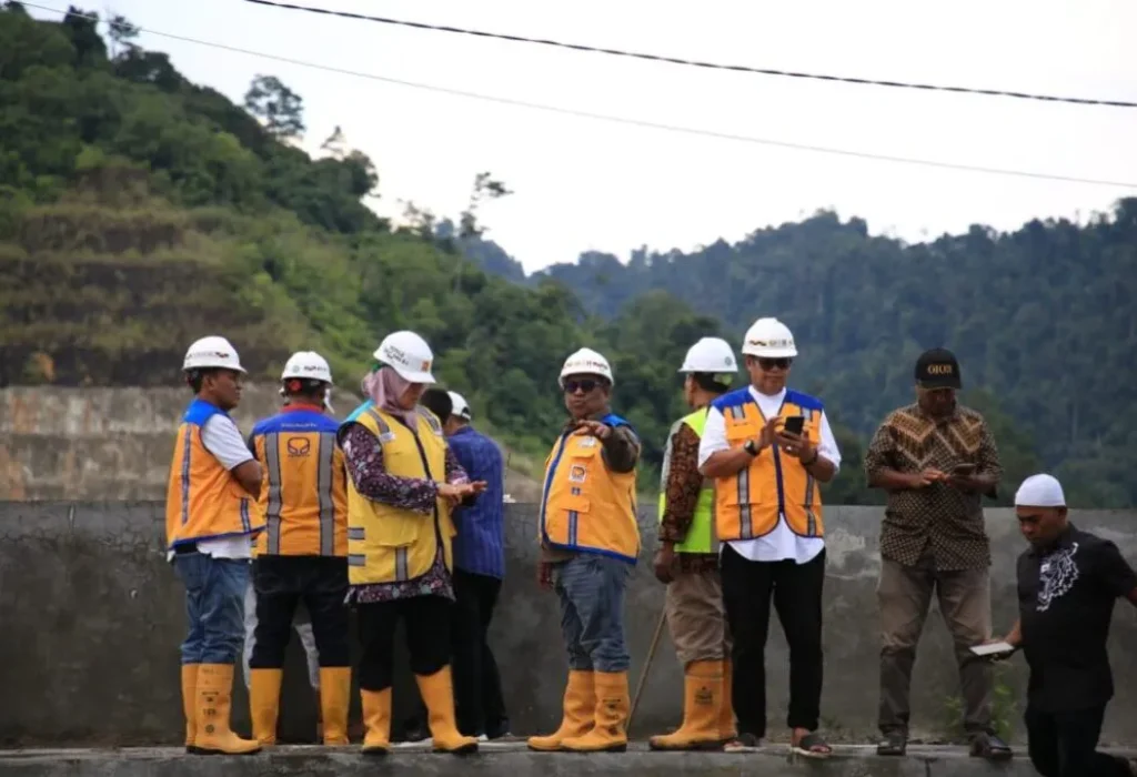 FOTO: Penjabat Bupati Aceh Utara, Mahyuzar meninjau progres penyelesaian pembangunan bendungan Keureutoe