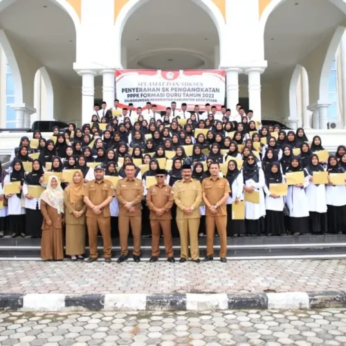 FOTO:  Dr Drs Mahyuzar, MSi, secara resmi menyerahkan Surat Keputusan (SK) pengangkatan untuk 277 orang PPPK