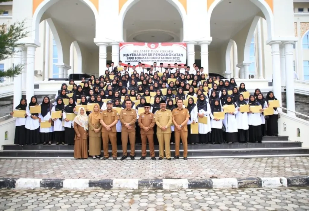 FOTO:  Dr Drs Mahyuzar, MSi, secara resmi menyerahkan Surat Keputusan (SK) pengangkatan untuk 277 orang PPPK