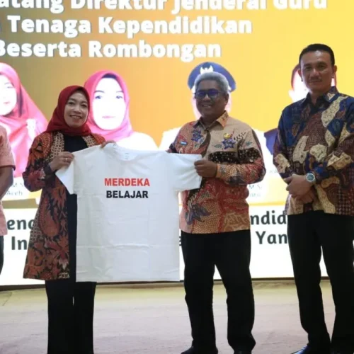 FOTO: Penjabat Bupati Aceh Utara Dr Drs Mahyuzar, MSi, menerima kunjungan kerja Direktur Jenderal Guru dan Tenaga Kependidikan (GTK) Kementerian Pendidikan, Kebudayaan, Riset dan Teknologi, Prof Dr Nunuk Suryani, MPd, sekaligus melakukan silaturahmi yang berlangsung di Pendopo Bupati, Senin malam, 14 Agustus 2023.
