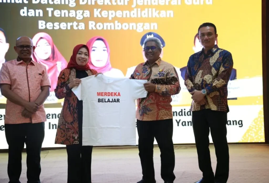 FOTO: Penjabat Bupati Aceh Utara Dr Drs Mahyuzar, MSi, menerima kunjungan kerja Direktur Jenderal Guru dan Tenaga Kependidikan (GTK) Kementerian Pendidikan, Kebudayaan, Riset dan Teknologi, Prof Dr Nunuk Suryani, MPd, sekaligus melakukan silaturahmi yang berlangsung di Pendopo Bupati, Senin malam, 14 Agustus 2023.