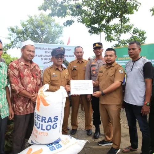 FOTO: Sekda Dr A Murtala, M menyerahkan Bantuan Cadangan Pangan Pemerintah Kepada kepada para Camat dan para Geusyik dari gampong-gampong yang terdampak bencana banjir