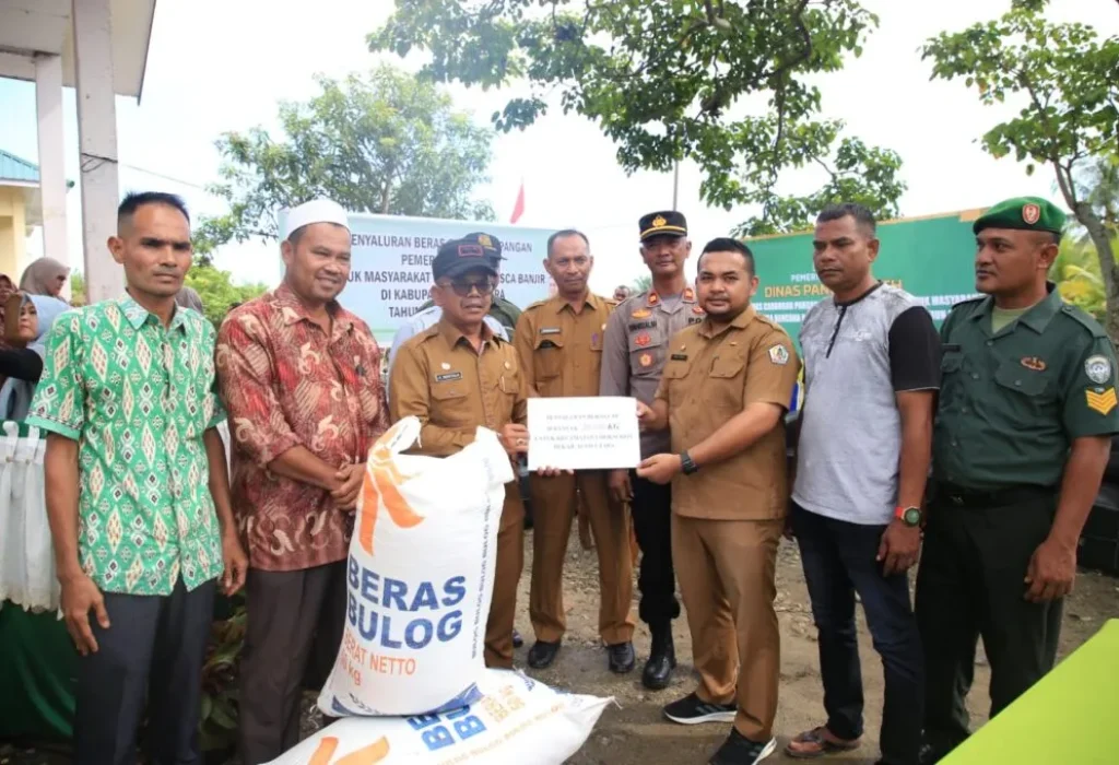 FOTO: Sekda Dr A Murtala, M menyerahkan Bantuan Cadangan Pangan Pemerintah Kepada kepada para Camat dan para Geusyik dari gampong-gampong yang terdampak bencana banjir