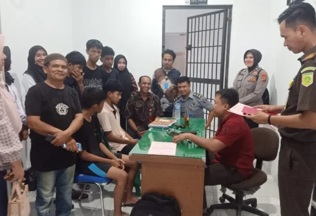 FOTO: Kelima Tersangka Geng Mottor Dilimpahkan Ke kejaksaan