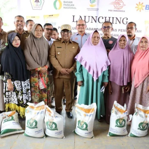 Foto: Pj Bupati Aceh Utara Dr Drs Mahyuzar, MSi mneyerahkan Bantuan Beras Kepada KPM